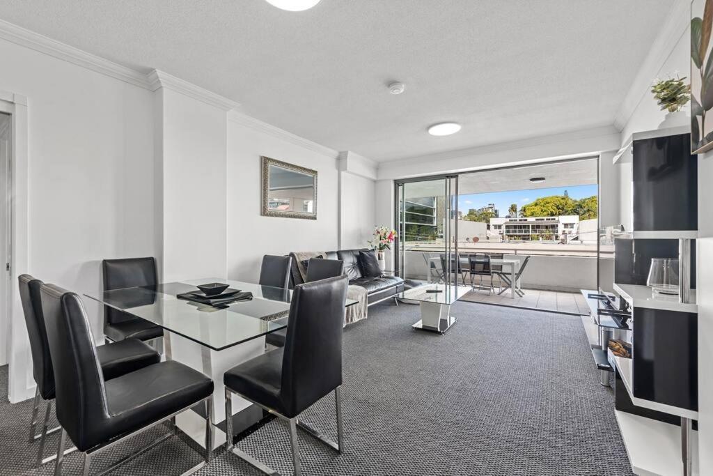 Prime Position! 3bed/2bath/1car ~ 10mins To Cbd Apartment *